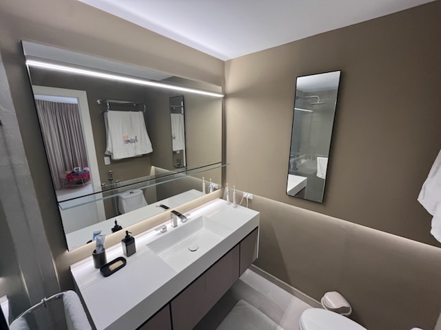 Ocean-View Apartment in Bella Vista – Steps from the Waldorf Astoria