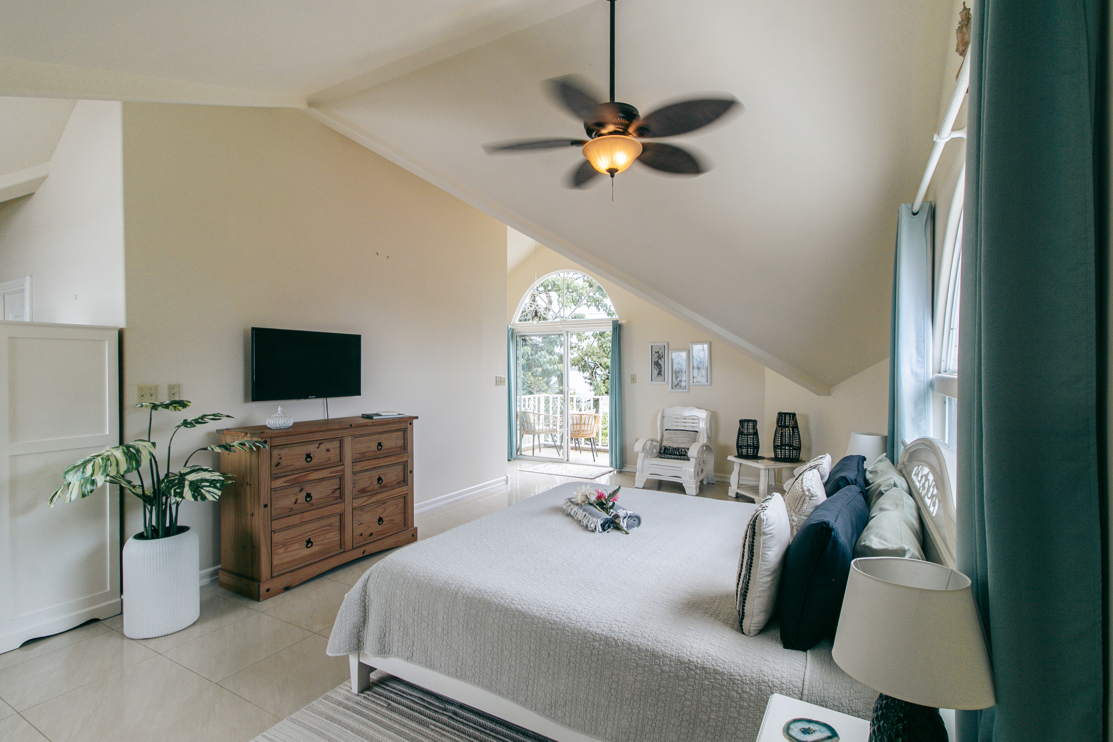 Waterfront Penthouse in Bocas del Toro – 2BR, Ocean Views