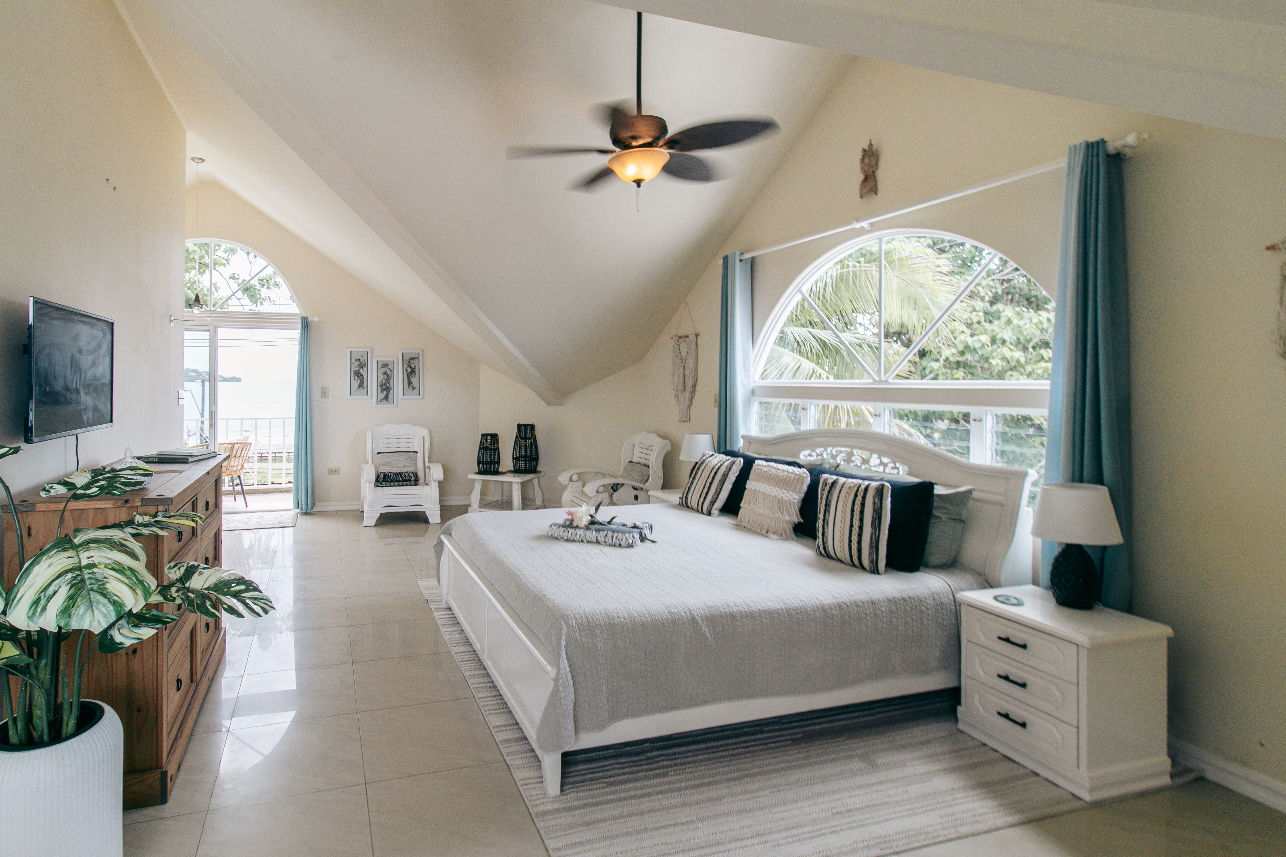 Waterfront Penthouse in Bocas del Toro – 2BR, Ocean Views