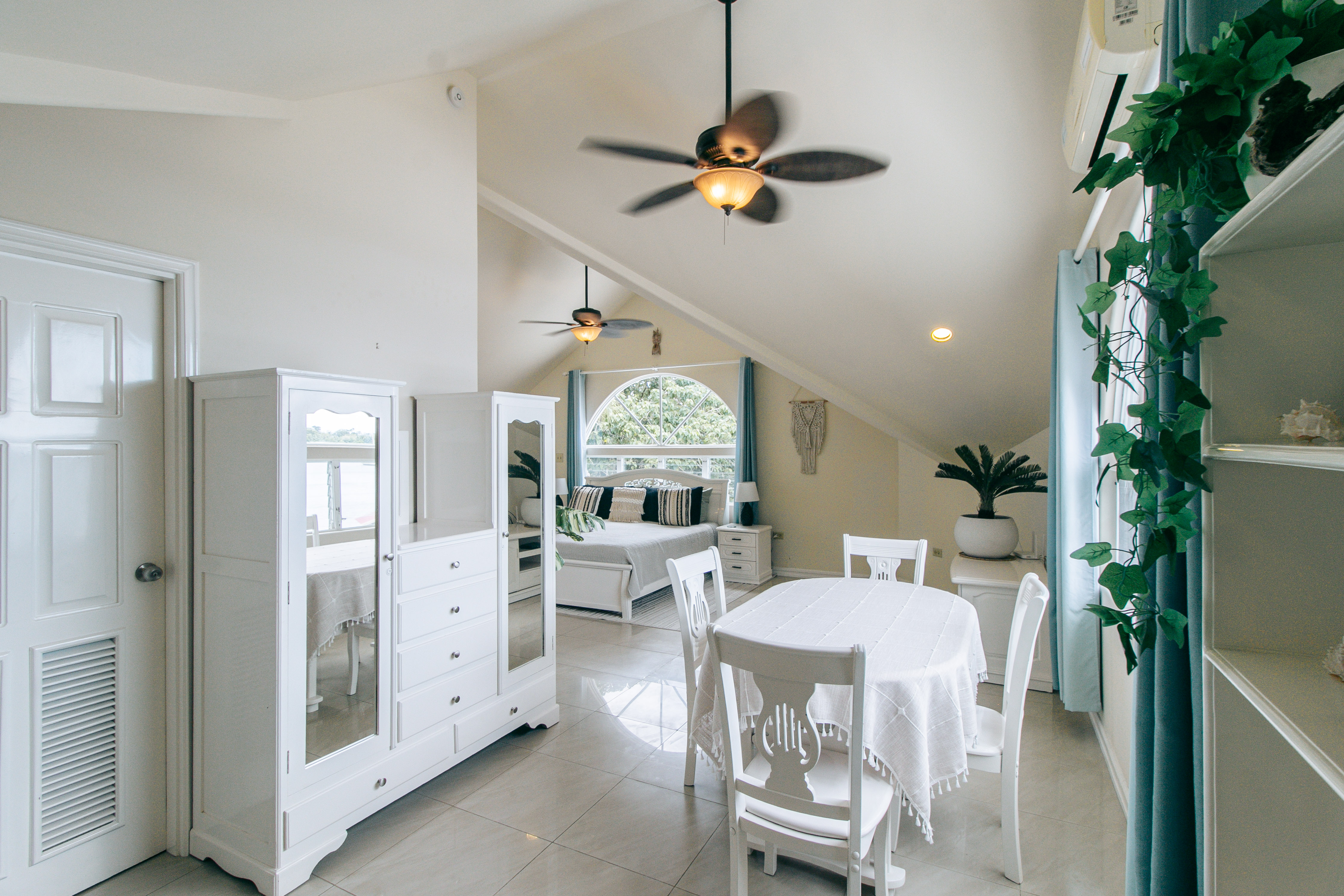 Waterfront Penthouse in Bocas del Toro – 2BR, Ocean Views