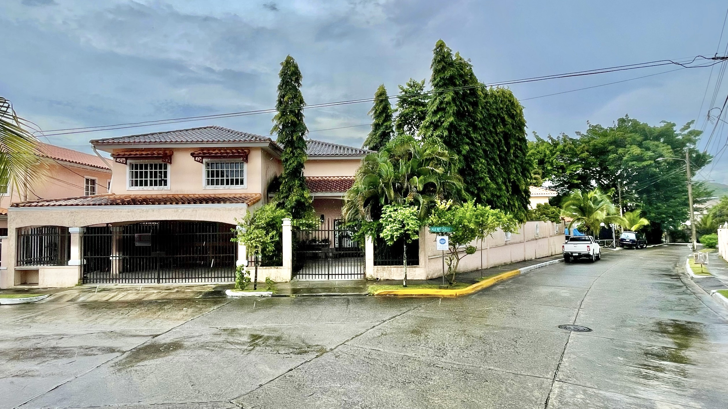 Spacious 4-Bedroom Home with Private Pool in Urbanización Colonia Fuente del Fresno