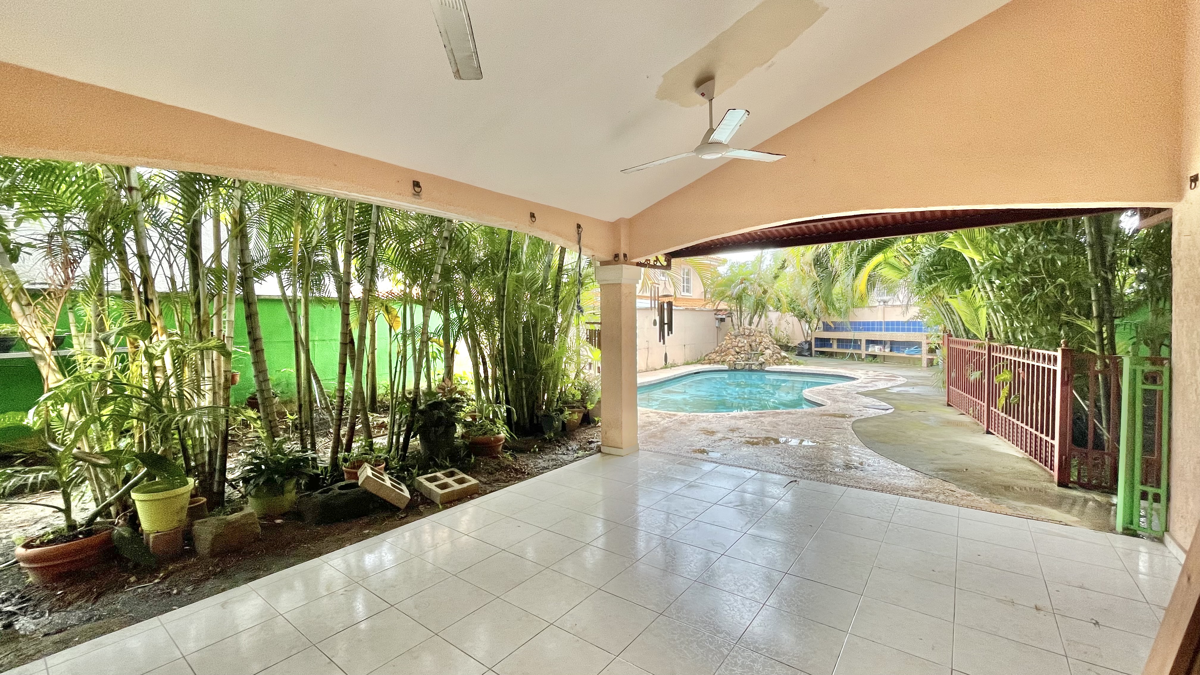 Spacious 4-Bedroom Home with Private Pool in Urbanización Colonia Fuente del Fresno