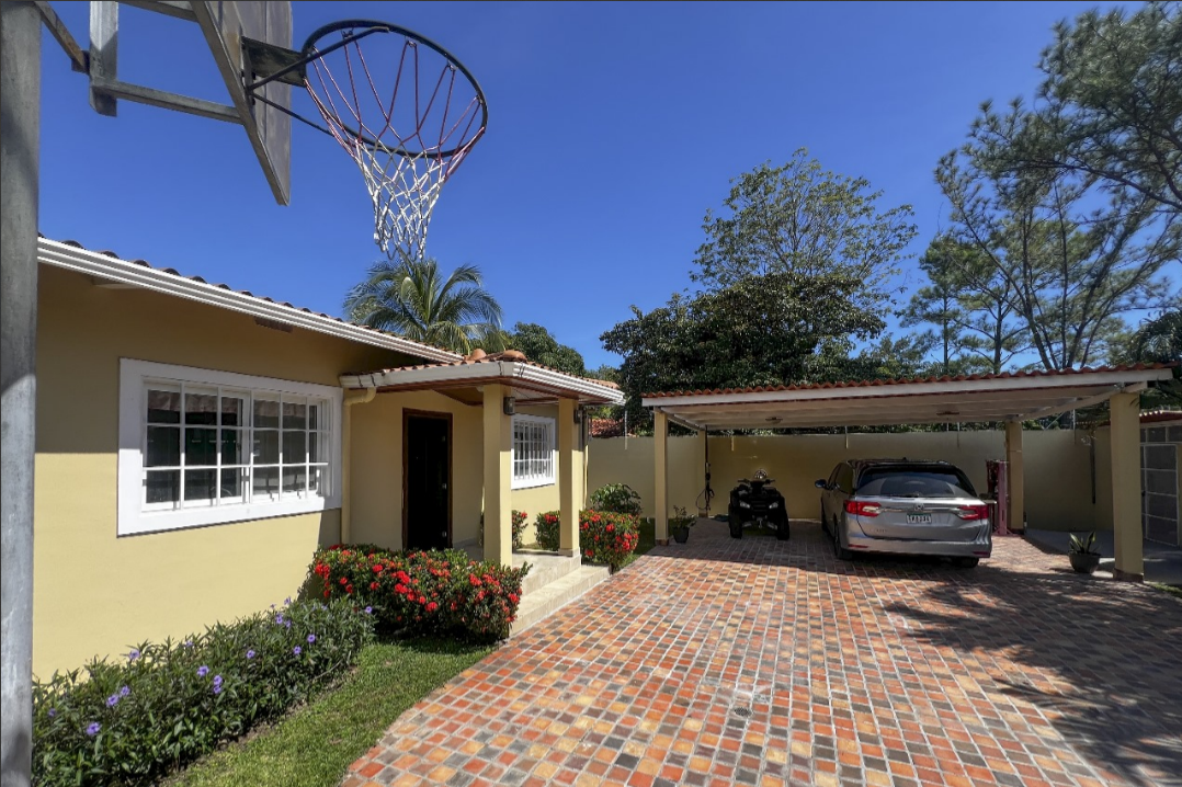 Modern 4-Bedroom House with Pool for Sale in San José, San Carlos