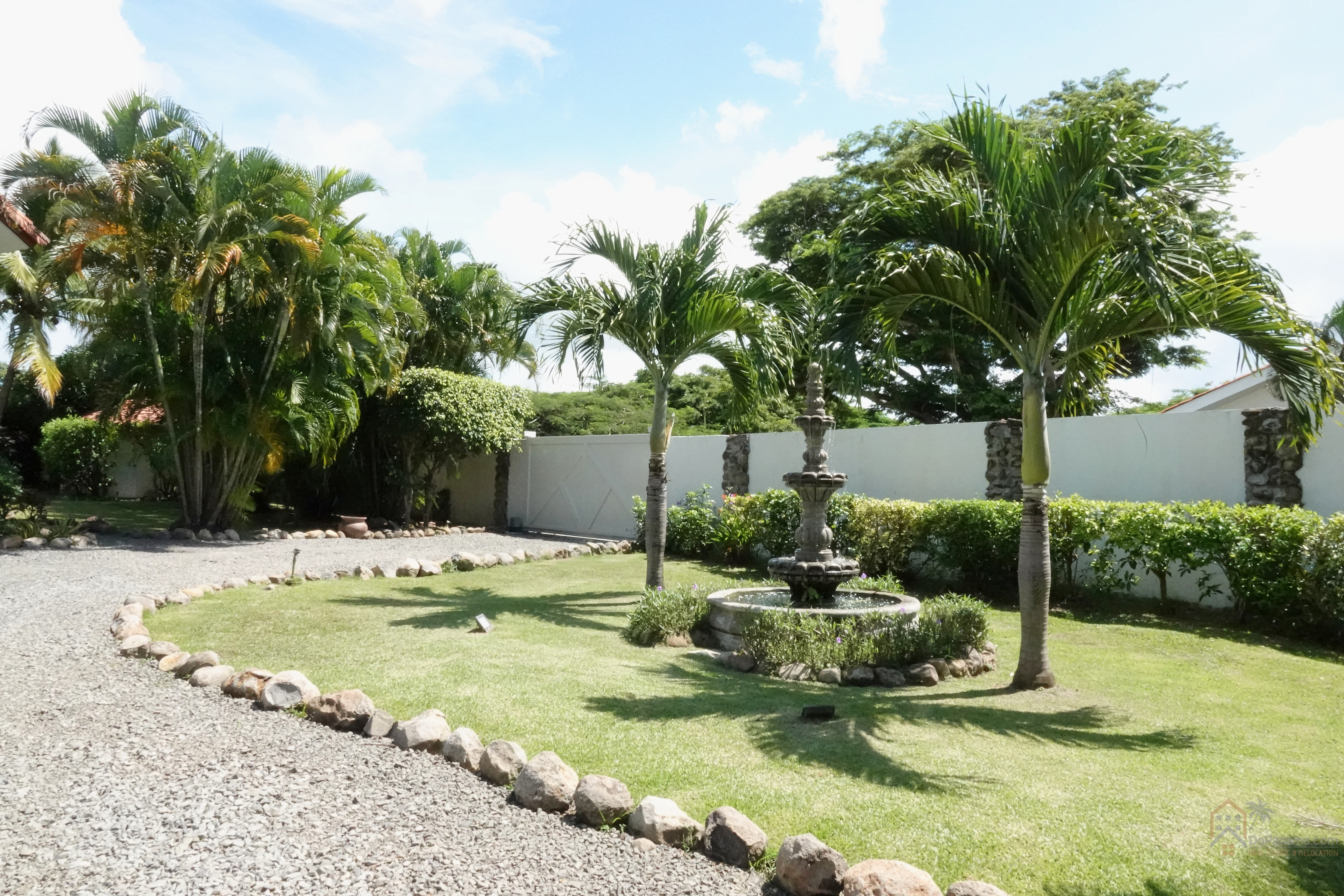 Luxurious 3-Bedroom Beachside Villa in Punta Barco, Panama – Private Pool & Expansive Gardens