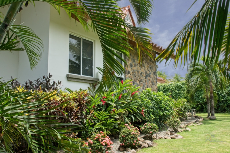 Luxurious 3-Bedroom Beachside Villa in Punta Barco, Panama – Private Pool & Expansive Gardens
